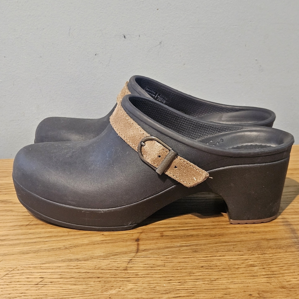 crocs Leather strap Sarah Clog Mules womens size 5 shoes nursing